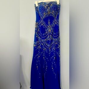 Beautiful strapless dress.